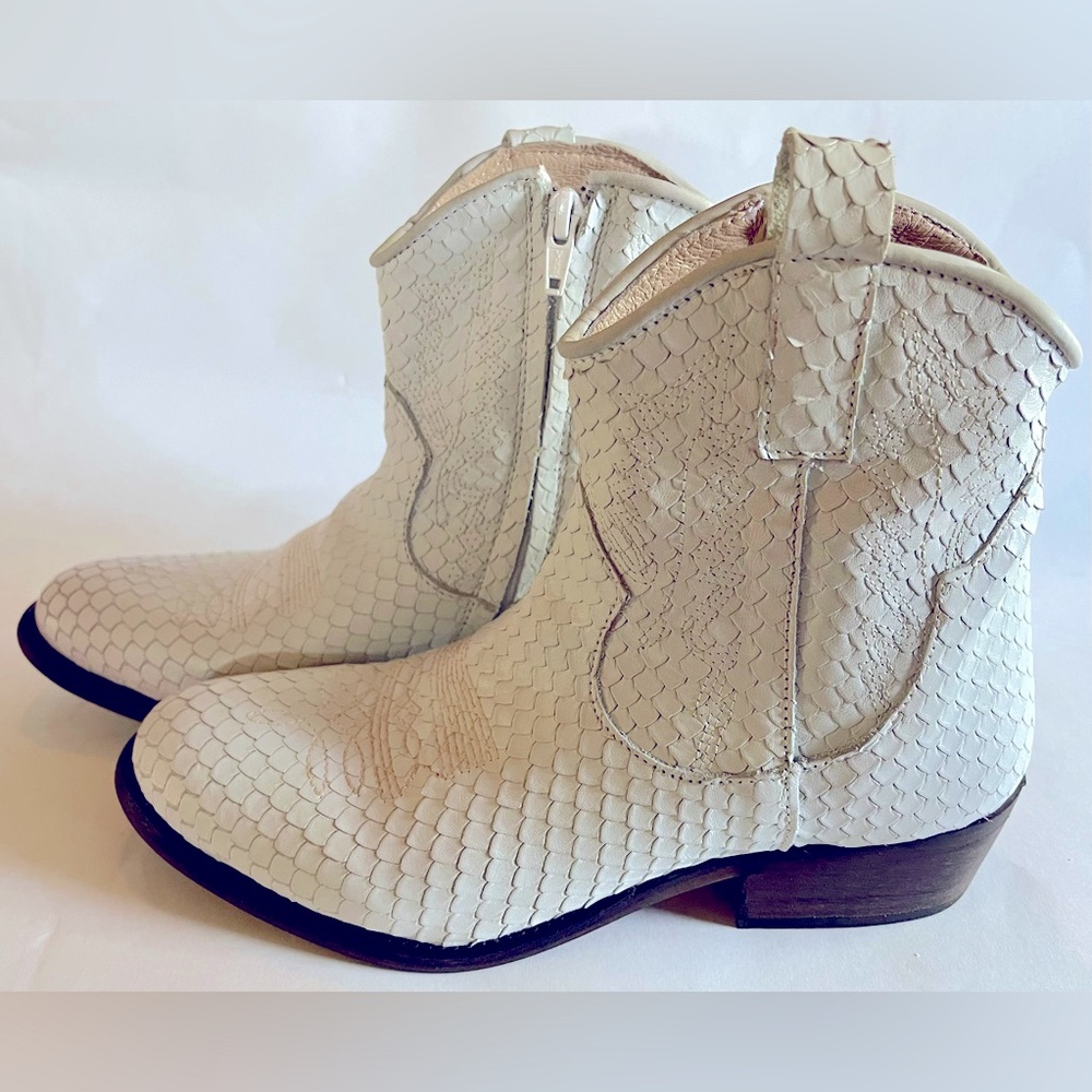 ARTISAN by Zigi Mireya 7.5 white leather western cowboy boots embroidered lizard